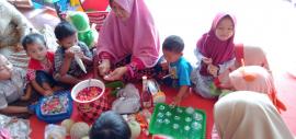 ANAK-ANAK PAUD KB NURUL ILMI BERKREASI MEMBUAT SUP BUAH